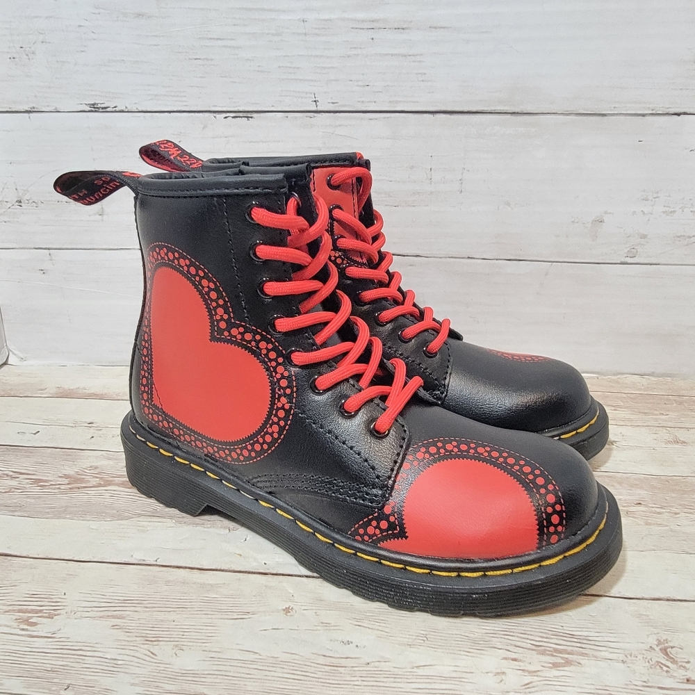 Dr. Martens Delaney Hrt Boots Stripe Red Black